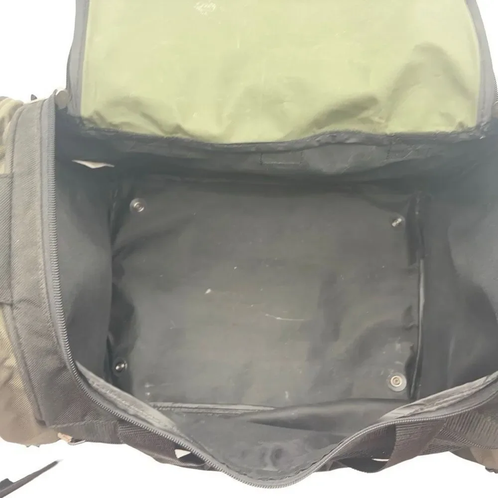 Jeep travel equipment duffel bag, two side pockets, and a large middle pocket vi